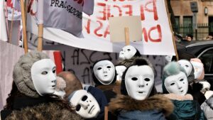Польські судді плачуть через маленьку зарплату, а вчителі живуть “у целібаті”. Дайджест новин