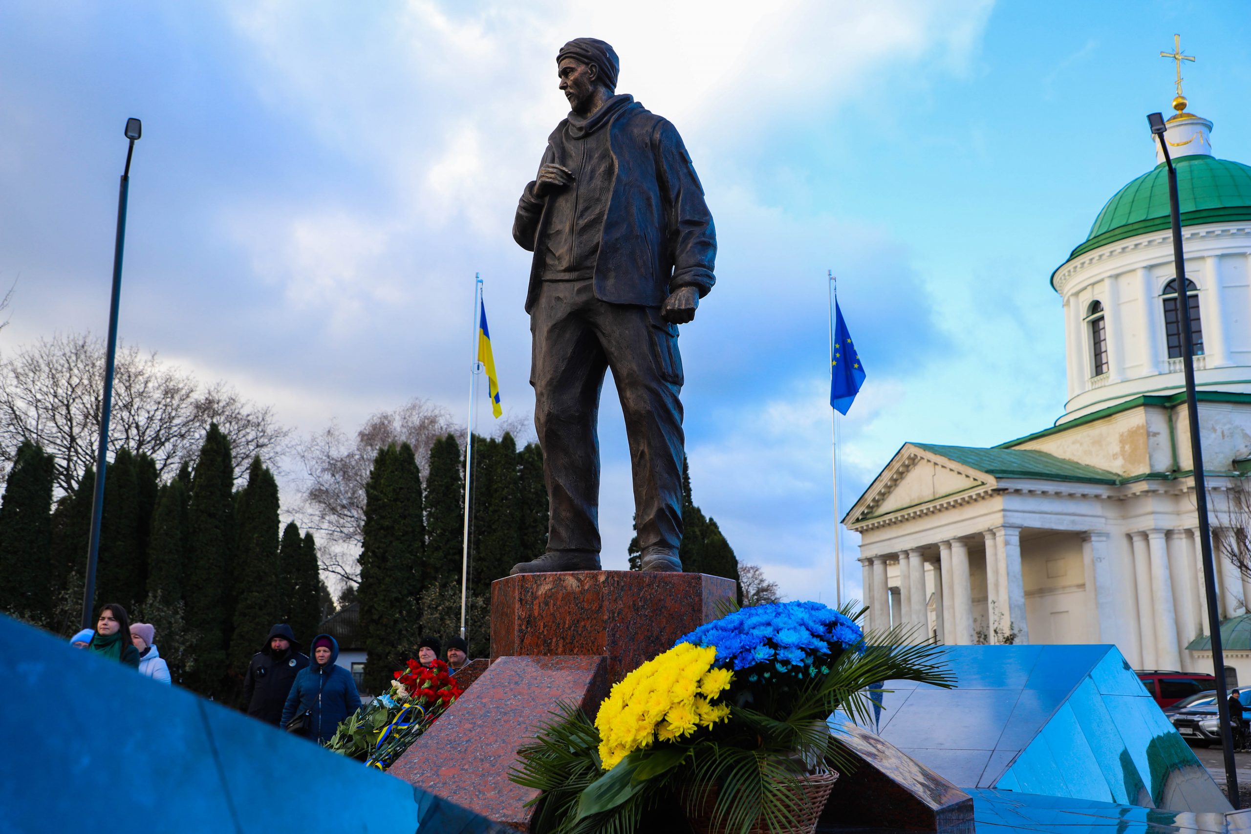 У Ніжині відкрили меморіальний комплекс “Героям захисникам України”, центральною фігурою якого є пам’ятник Олександру Мацієвському