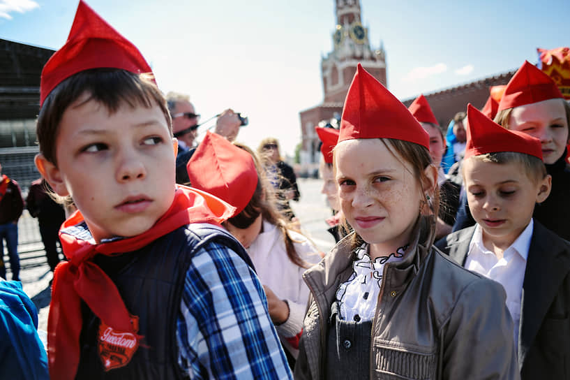 «Політруки 2.0»: радянська традиція в сучасних російських школах і установах
